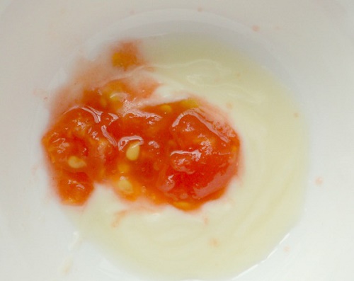 cách trị mụn trứng cá hiệu quả nhất từ cà chua & sữa chua